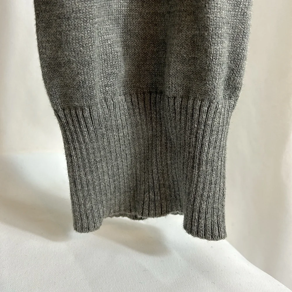 Abercrombie and Fitch Men’s Size Large Gray Long Sleeve V Neck Pullover Sweater